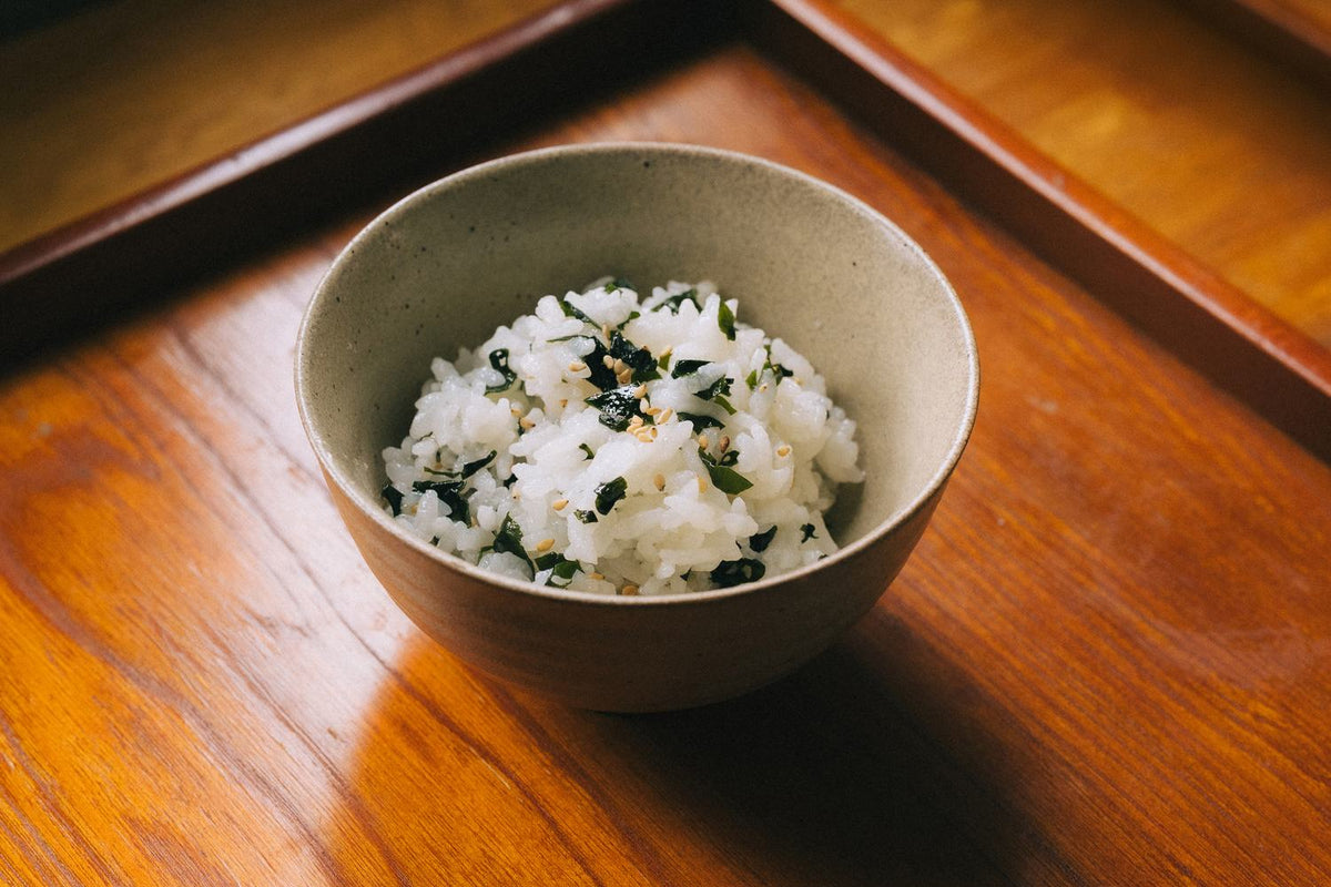 炊きたてのご飯に、塩を抜かないまま混ぜたわかめご飯