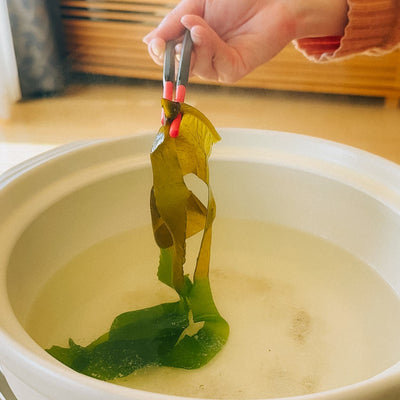九十度の湯にわかめを通す。茶褐色から緑に変わる